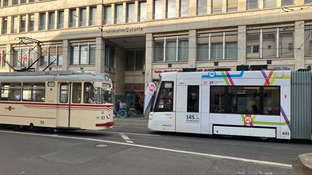 Neue Tram Tramlink von Stadler in Potsdam unterwegs auf Testfahrt an der WilhelmGalerie, ihr entgegenkommt ein historischer Gotha Wagen