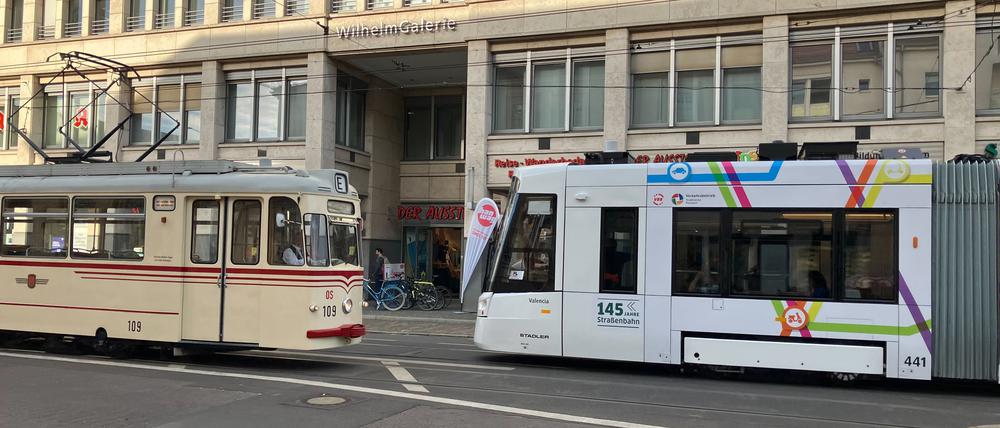 Neue Tram Tramlink von Stadler in Potsdam unterwegs auf Testfahrt an der WilhelmGalerie, ihr entgegenkommt ein historischer Gotha Wagen