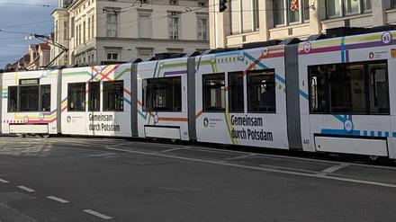 Auf Testfahrt: Eine neue Tram, Typ Tramlink von Stadler, ist in Potsdam an der Wilhelmgalerie unterwegs.