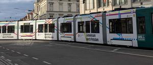 Auf Testfahrt: Eine neue Tram, Typ Tramlink von Stadler, ist in Potsdam an der Wilhelmgalerie unterwegs.