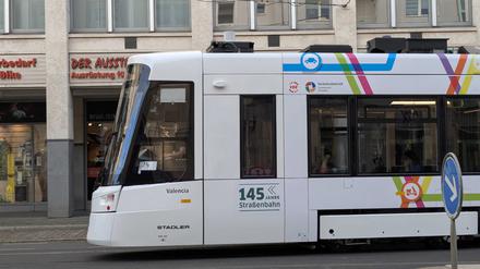 Neue Tram Tramlink von Stadler in Potsdam unterwegs auf Testfahrt an der WilhelmGalerie