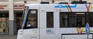 Neue Tram Tramlink von Stadler in Potsdam unterwegs auf Testfahrt an der WilhelmGalerie