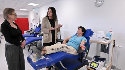 Institutsleitung Britta Dimanski (links) und Gesundheitsministerin Britta Müller (Mitte) beim Besuch des DRK-Blutspendedienst Nord-Ost in Potsdam.