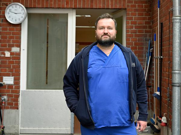 Dr. Philipp Möller, Facharzt für Rechtsmedizin am Institut für Rechtsmedizin der Charité in der Turmstraße in Berlin-Wedding mit seiner Assistentin Cindy und einem Praktikanten während der Obduktion einer Leiche.