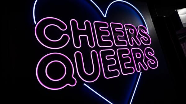ARCHIV - 22.12.2022, Berlin: Im Queeren Nachtclub "SchwuZ" steht in leuchtenden Buchstaben "Cheers Queers". (zu dpa: «Queerer Kultclub: SchwuZ in Berlin meldet Insolvenz an») Foto: Christophe Gateau/dpa +++ dpa-Bildfunk +++