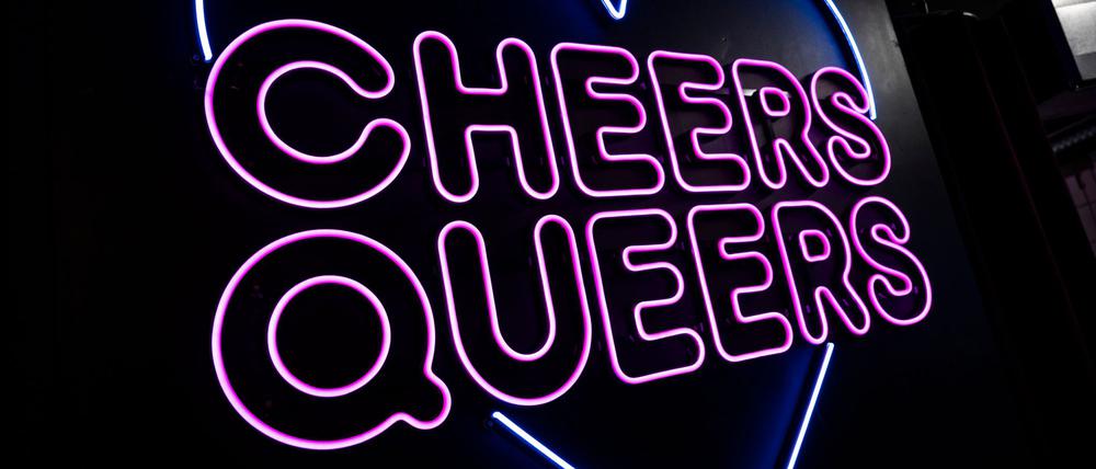 22.12.2022, Berlin: Im Queeren Nachtclub „SchwuZ“ steht in leuchtenden Buchstaben „Cheers Queers“.