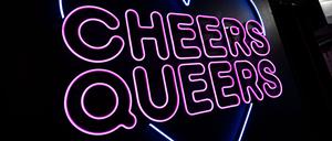 ARCHIV - 22.12.2022, Berlin: Im Queeren Nachtclub "SchwuZ" steht in leuchtenden Buchstaben "Cheers Queers". (zu dpa: «Queerer Kultclub: SchwuZ in Berlin meldet Insolvenz an») Foto: Christophe Gateau/dpa +++ dpa-Bildfunk +++