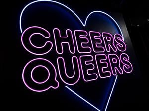 ARCHIV - 22.12.2022, Berlin: Im Queeren Nachtclub "SchwuZ" steht in leuchtenden Buchstaben "Cheers Queers". (zu dpa: «Queerer Kultclub: SchwuZ in Berlin meldet Insolvenz an») Foto: Christophe Gateau/dpa +++ dpa-Bildfunk +++