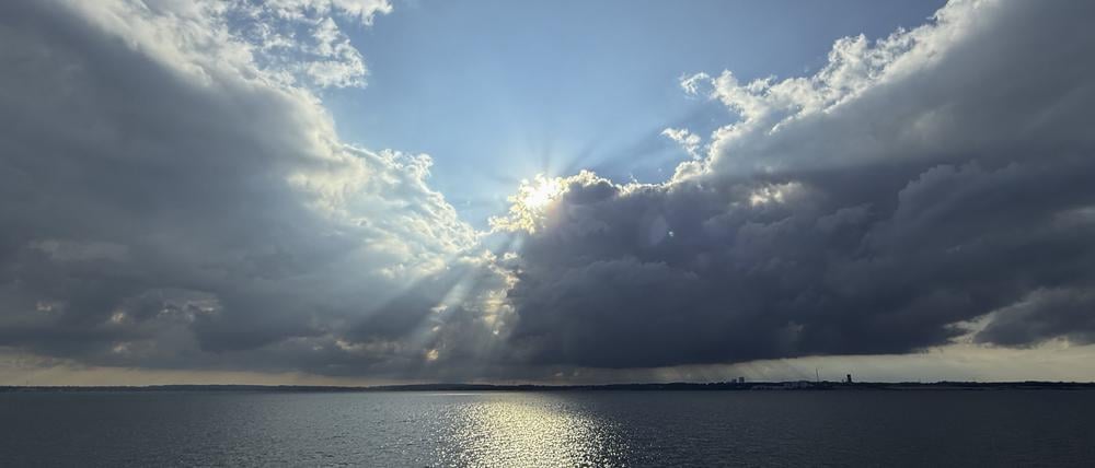 Kühler Juli, warmer Sommer: Warum unser Wettergefühl trügt, erklärt DWD-Meteorologe, Andreas Walter.