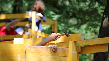 Beim Potsdamer Ferienprojekt „Stadt der Kinder“ zimmern Kinder eigene Holzhäuschen. Es fand diesmal erstmals nicht im Nuthewäldchen, sondern auf dem Gelände der Weidenhofgrundschule am Schlaatz statt.