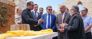 Bundesaußenminister Johann Wadephul (5.v.l, CDU) und Suleiman Khouriyeh, Bürgermeister der Ortschaft Taybeh (M), beten neben Geistlichen in den Ruinen der Kirche St. George. Wadephul besuchte während seiner Reise Israel und die Palästinensischen Gebiete. (zu