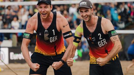 Jubel nach dem Viertelfinal-Einzug bei der EM: Nils Ehlers (l) und Clemens Wickler