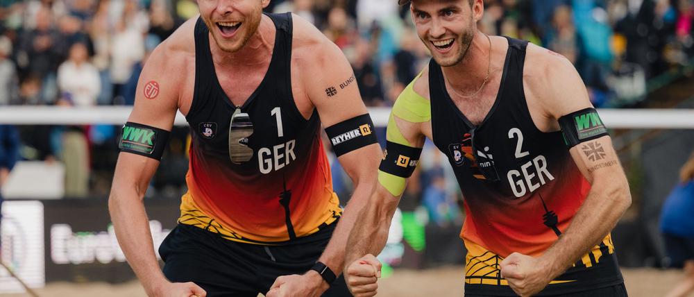 Jubel nach dem Viertelfinal-Einzug bei der EM: Nils Ehlers (l) und Clemens Wickler