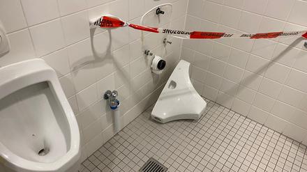 Zustand der Männertoilette in der Leitstelle der Berliner Feuerwehr Mitte Mai 2025.