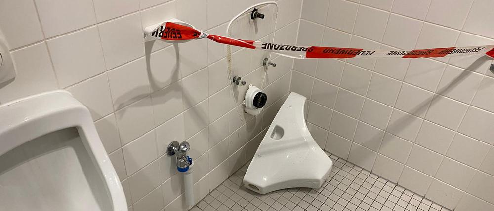 Zustand der Männertoilette in der Leitstelle der Berliner Feuerwehr Mitte Mai 2025.