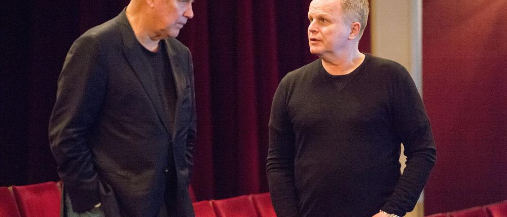 Der Musiker Herbert Grönemeyer (r) und der US-Regisseur Robert Wilson vor zehn Jahren am Berliner Ensemble im Theater am Schiffbauerdamm. (Archivfoto von 2015)