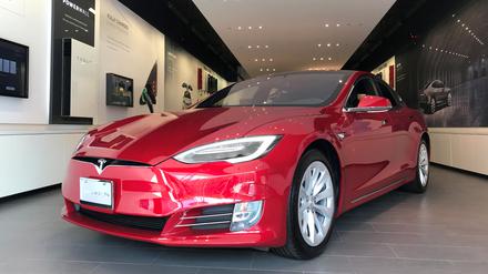 FILE PHOTO: A Tesla Model S car is seen in a showroom in Santa Monica, California, U.S., January 4, 2018. REUTERS/Lucy Nicholson/File Photo