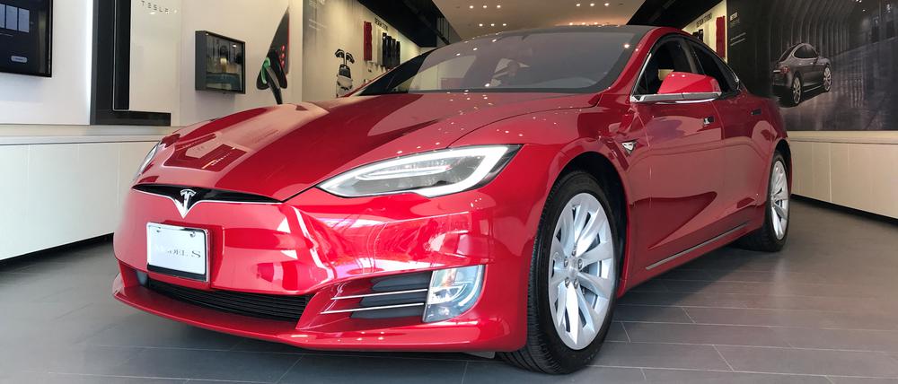 FILE PHOTO: A Tesla Model S car is seen in a showroom in Santa Monica, California, U.S., January 4, 2018. REUTERS/Lucy Nicholson/File Photo