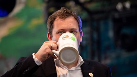 Ein Schluck Bier muss sein: Vizekanzler Lars Klingbeil (SPD) bei der offiziellen Eröffnung der Cranger Kirmes in Herne. Am Abend ging es für ihn weiter nach Gelsenkirchen.