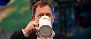 Ein Schluck Bier muss sein: Vizekanzler Lars Klingbeil (SPD) bei der offiziellen Eröffnung der Cranger Kirmes in Herne. Am Abend ging es für ihn weiter nach Gelsenkirchen.