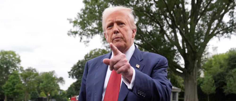 Präsident Donald Trump spricht mit Reportern auf dem Südrasen des Weißen Hauses, bevor er an Bord der Marine One auf dem Weg zur Joint Base Andrews, Md. geht.