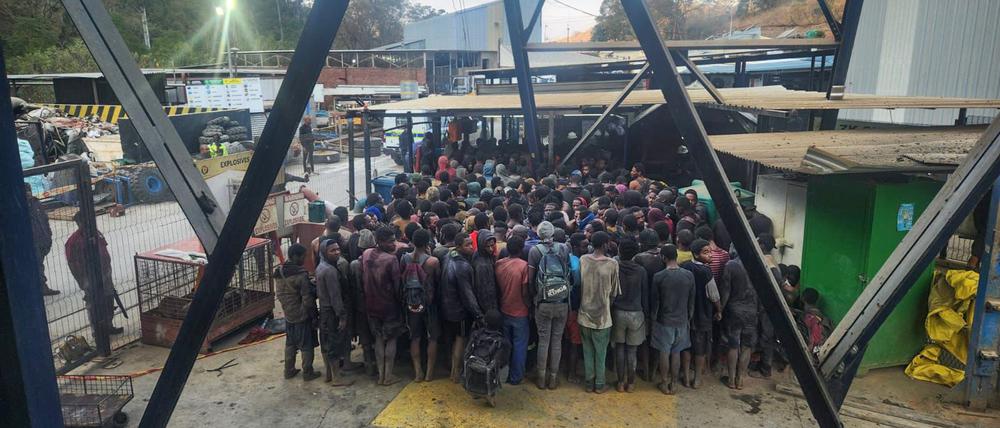 Hunderte illegale Bergleute sind in einer Mine in der südafrikanischen Stadt Barberton festgenommen worden.