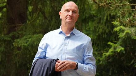 In seinem Urlaub will Brandenburgs Ministerpräsident Dietmar Woidke (SPD) unter anderem einen Krimi lesen (Archivbild).