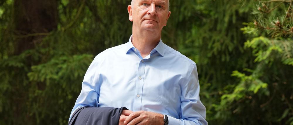 In seinem Urlaub will Brandenburgs Ministerpräsident Dietmar Woidke (SPD) unter anderem einen Krimi lesen (Archivbild).