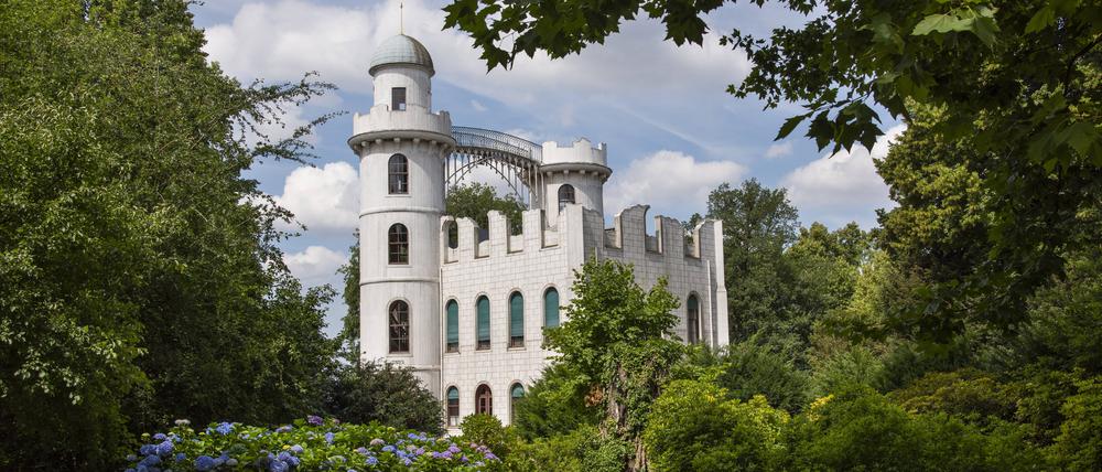 Das Schloss auf der Pfaueninsel in der Havel bei Berlin.