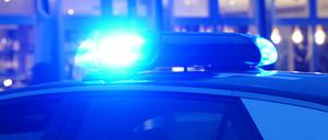 Ein Streifenwagen der Polizei steht mit eingeschaltetem Blaulicht an einem Einsatzort. (Symbolbild)