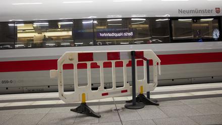 01.08.2025, Berlin: Ein Baustellenzaun steht am Hauptbahnhof vor einem ICE-Zug. Wegen einer Generalsanierung wird die Strecke nach Hamburg heute ab 20 Uhr bis April 2026 gesperrt. Foto: Joerg Carstensen/dpa +++ dpa-Bildfunk +++