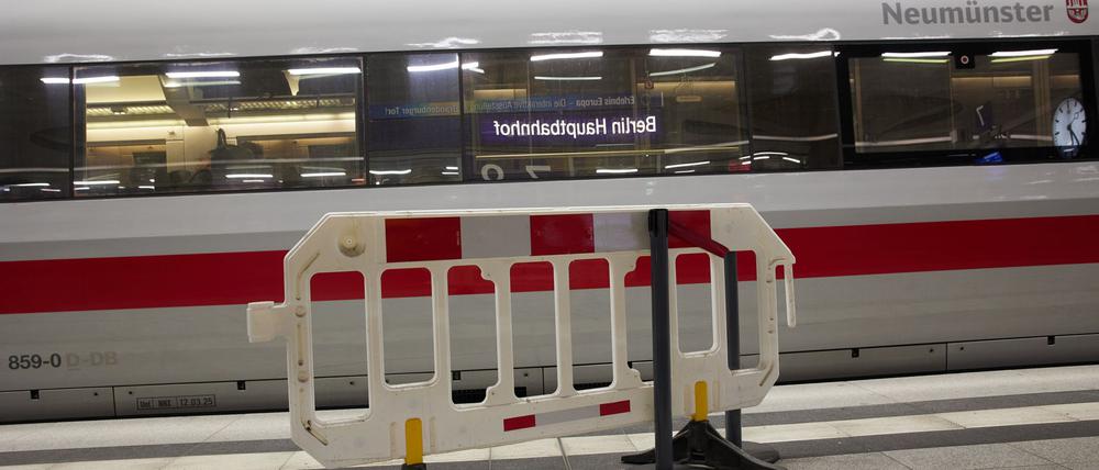 01.08.2025, Berlin: Ein Baustellenzaun steht am Hauptbahnhof vor einem ICE-Zug. Wegen einer Generalsanierung wird die Strecke nach Hamburg heute ab 20 Uhr bis April 2026 gesperrt. Foto: Joerg Carstensen/dpa +++ dpa-Bildfunk +++