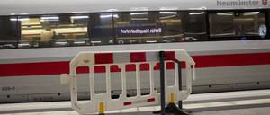 01.08.2025, Berlin: Ein Baustellenzaun steht am Hauptbahnhof vor einem ICE-Zug. Wegen einer Generalsanierung wird die Strecke nach Hamburg heute ab 20 Uhr bis April 2026 gesperrt. Foto: Joerg Carstensen/dpa +++ dpa-Bildfunk +++