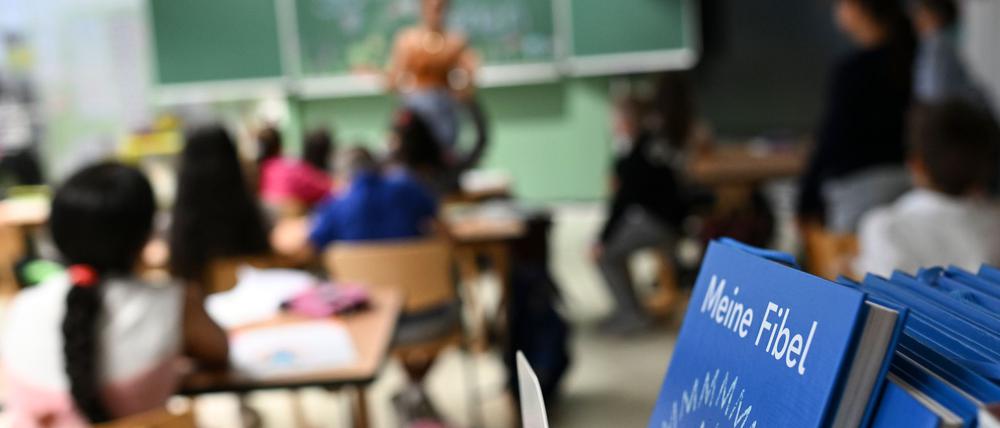 Mit Gewerkschaften und Verbänden will Bildungsminister Steffen Freiberg (SPD) über weitere Entlastungen für Lehrerinnen und Lehrer diskutieren (Archivbild).