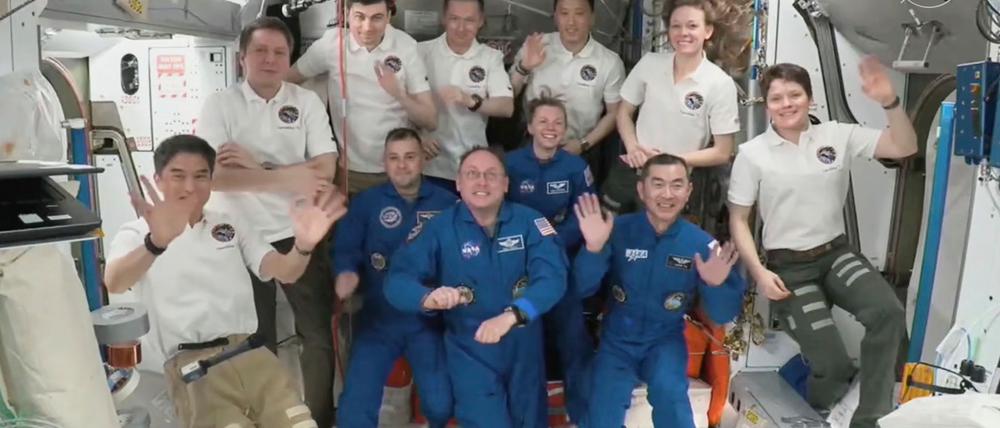 Die neu angekommene „Crew 11“ (in den blauen Anzügen) besteht aus dem Japaner Kimiya Yui (r-l), Zena Cardman und Mike Fincke (beide USA) sowie Oleg Platonow aus Russland.
