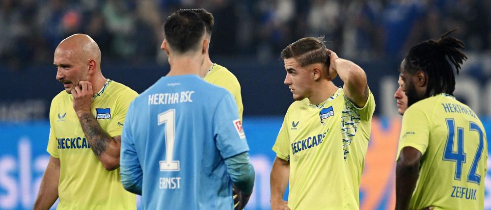 Das war nichts. Toni Leistner, Torwart Tjark Ernst, Marten Winkler und Deyovaisio Zeefuik (v. li.) sind nach dem 1:2 beim FC Schalke 04 bedient. 