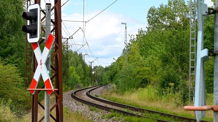 Die Bahnstrecke zum Industriekraftwerk der MIBRAG. Wie die Deutsche Bahn mitteilte, wurde bei Hohenmölsen ein Kabelbrand entdeckt.
