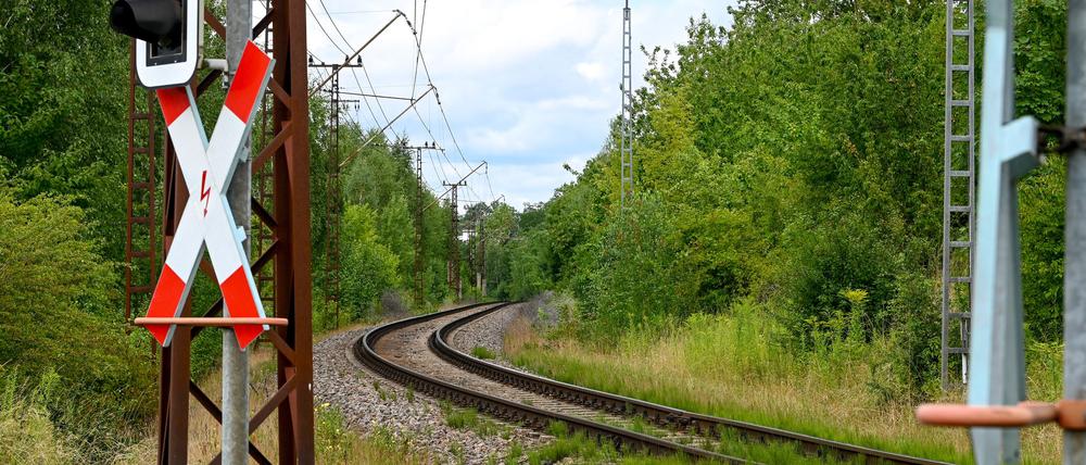 Die Bahnstrecke zum Industriekraftwerk der MIBRAG. Wie die Deutsche Bahn mitteilte, wurde bei Hohenmölsen ein Kabelbrand entdeckt.
