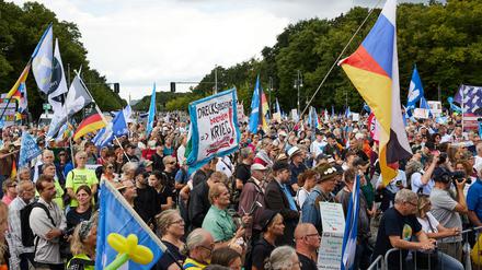 Hunderte Menschen aus der „Querdenken“-Bewegung sind zu einer Demo in Berlin gekommen.
