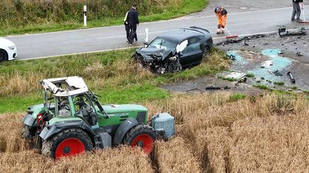 Bei dem Überschlag wurde ein vierjähriger Junge aus dem Traktor geschleudert und schwer verletzt. 