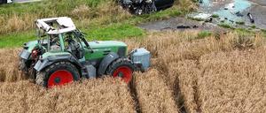 Bei dem Überschlag wurde ein vierjähriger Junge aus dem Traktor geschleudert und schwer verletzt.