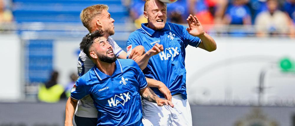 Wechselgerüchten zum Trotz erzielt Darmstadts Isac Lidberg (r) gegen Bochum drei Treffer.