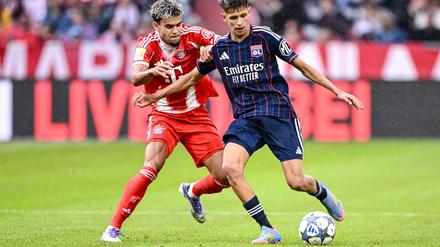 Neuzugang Luis Díaz (l) deutet im ersten Testspiel des FC Bayern seine Klasse an.
