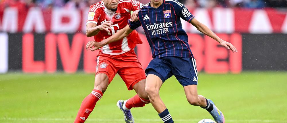 Neuzugang Luis Díaz (l) deutet im ersten Testspiel des FC Bayern seine Klasse an.