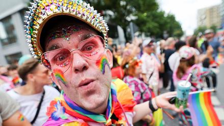Die Parade zum Christopher Street Day (CSD) zieht über den Steindamm in die Innenstadt.