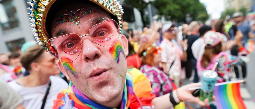 Die Parade zum Christopher Street Day (CSD) zieht über den Steindamm in die Innenstadt.