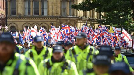 Rechtsextreme zogen am Samstag durch Manchester und London.