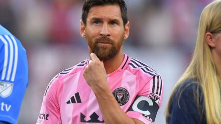 Nach nur wenigen Minuten muss er gegen einen mexikanischen Club raus. 