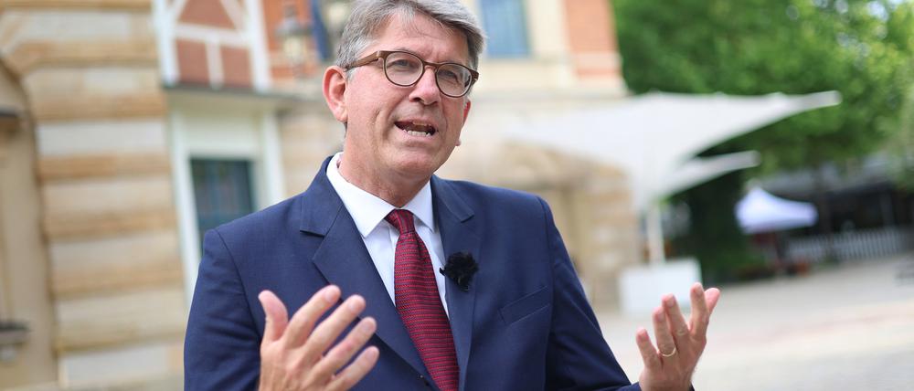Wolfram Weimer, Staatsminister für Kultur und Medien, steht vor dem Bayreuther Festspielhaus bei einem Interview.