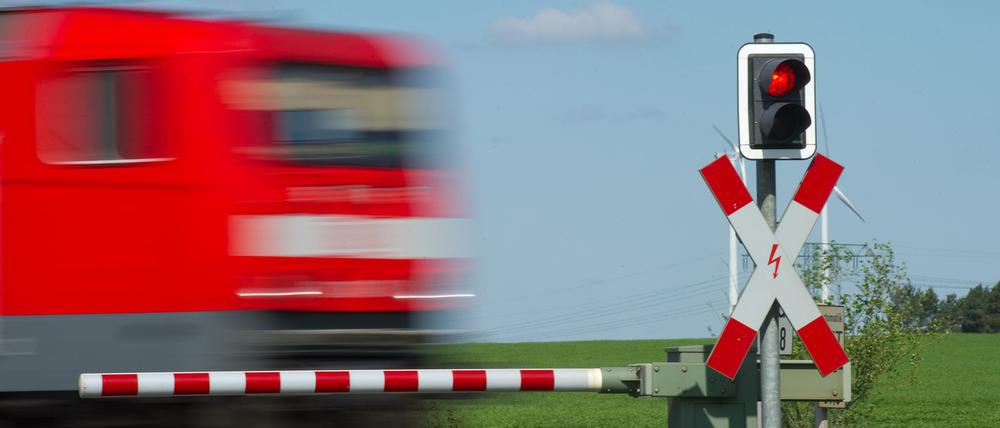 Ein Lkw-Fahrer zog das Auto der 78-Jährigen von den Gleisen, Sekunden bevor ein Zug durchfuhr. (Symbolbild)